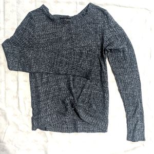 Thin sweater with front knot